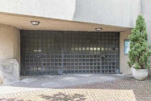 Haupteingang — Tür