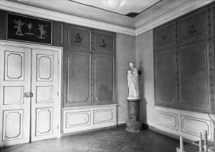 Schloss Rammenau, Vogel-Zimmer : Rammenau. Schloss. Vogelzimmer mit Vestalin als Ofenfigur. Vor der Wiederherstellung 1954