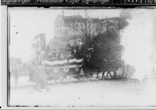 Fasnacht Sigmaringen; Umzugswagen in der Burgstraße, im Hintergrund Schloß