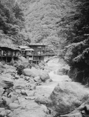 Azusagawa-Tal : Siedlung am Mount Norikura