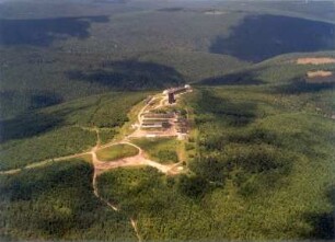 Thüringer Wald. Schneekopf (978 m) mit Fernmeldeturm (1958) und Nebengebäuden. Luftbild-Schrägaufnahme von Ostsüdost