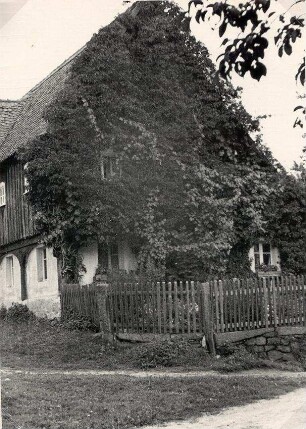 Ein Umgebindehaus in Waditz : Tykowany dom ze stołom we Wadecach