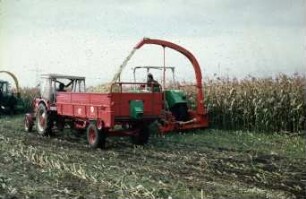Fotografie: Erntetechnik, Silomais, Maishäcksler angebaut, Parallelverfahren, Einachsanhänger