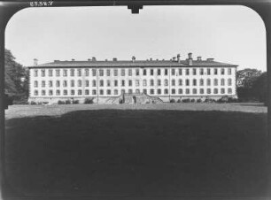Meiningen, Schloßplatz 1. Schloß Elisabethenburg (1682-1692). Corps de logis mit Freitreppe von Nordwest