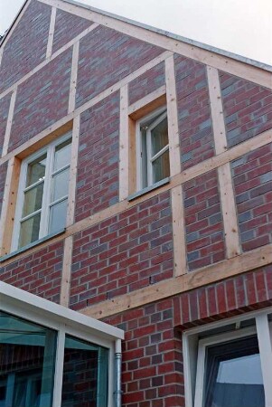 Mühlenstraße 21: giebelständiges Wohn- und Geschäftshaus: nach Sanierung: rückwärtige Giebelseite mit Fachwerk, Teilansicht: unten links Verbindungsgang aus Glas [angeschnitten]