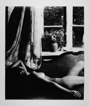 Liegender Akt vor Fenster mit Blumenvase. 1978