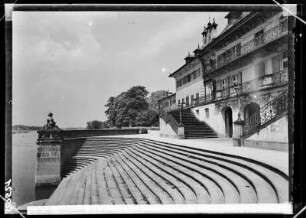 Pillnitz: Schloss von der Elbseite