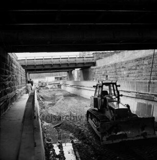 Pölitzer Weg: Bahnunterführung: Ausbau des Tunnels: Bagger beim Ausschachten der Unterführung: links und rechts Fußgängerweg mit Geländer: hinten links Passanten: hinten Absperrung: 16.04.1972