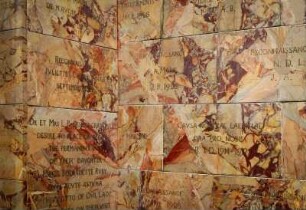 Frankreich. Midi Pyrenees. Hautes Pyrenees. Lourdes. Basilique du Rosaire. Innen. Platten mit Dankesbezeugungen
