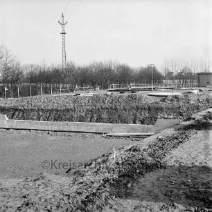 Klärwerk: Glindfelder Weg: Erweiterung: Belüfterteich in Bau: Baugrube, Betonstützmauer: hinten Klärbecken, Gebäude, Strommast