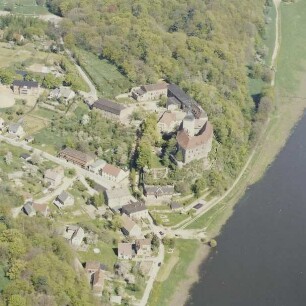 Hirschstein. Elbe, Schloss Hirschstein (12. Jh.) und Ortsteil Neuhirschstein. Luftbild-Schrägaufnahme von Südsüdosten
