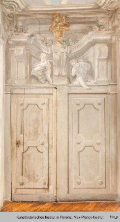 Supraporte mit Genien mit Vasen und Scheinarchitektur
