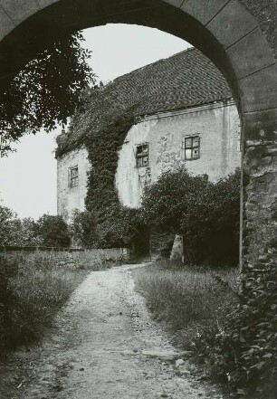 Scharfenberg, Schloss Scharfenberg, Blick durch das Tor