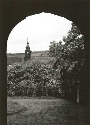 Diesbar-Seußlitz. Schloss. Blick vom Gartenhaus (Heinrichsburg) über den Park zur Kirche