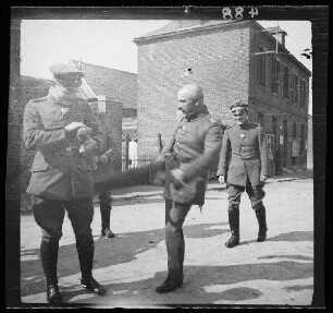 Fresnes-les-Montauban (Dep. Pas-de-Calais, Frankreich): oberleutnant Oanneberg, Offizier Kreittmayr und Leutnant Förster (Spaßbild)