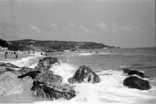 St. Konstantin: Strand mit Brandung, Vordergrund Steine