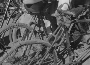 Dresden-Neustadt, Bärnsdorfer Straße. Radrennbahn. "Kriegsveteranen, vor dem Radstadion Dresden, 1949". Fahrräder mit selbstgefertigten Reifen