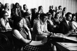 Freiburg: Dom Helder Camara, bei Diskussion mit Studenten