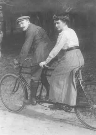Paar bei der Fahrt mit einem Tandem