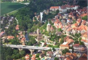 Bautzen. Stadtzentrum zwischen Spree mit Friedensbrücke, Alter Wasserkunst, Michaliskirche, Mühlbastei und Ortenburg. Luftbild-Schrägaufnahme von Südost