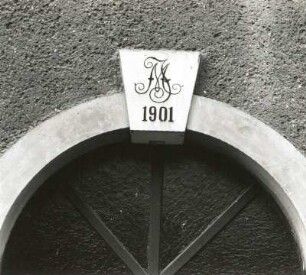 Coswig, Kötitzer Straße 48/Ecke Brockwitzer Straße. Gasthof "Kötitz" (Wohnhaus bez. 1901), Haustür, oberer Teil mit Schlußstein