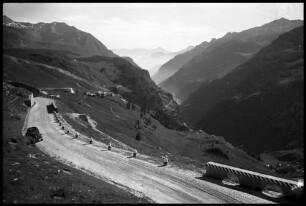 Splügenpass: oberer Teil der Passhöhe, Blick zurück ins Tal