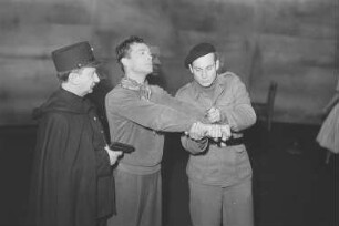 Szenenbilder aus dem Drama "Der Gesang im Feuerofen" von Carl Zuckmayer am Schillertheater Berlin : Szene mit Peter Mosbacher (Mitte)