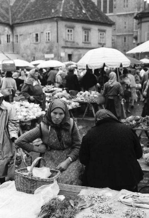 Zagreb, Agram: Marktfrau mit Korb