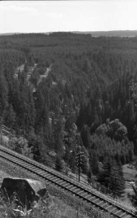 Wutachtal: Wutachtalsperre; Wutachtal mit Hochfirst, Vordergrund Bahn[gleise] von oben