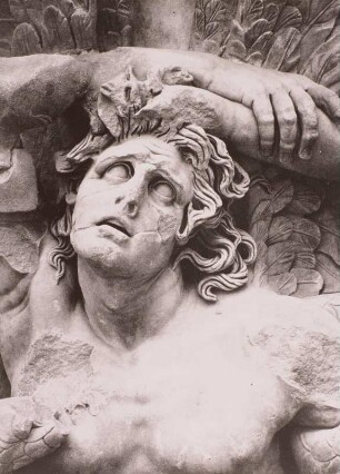 Ostfries: Athena im Kampf gegen die Giganten