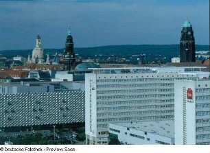 Blick aus dem 16. Obergeschoß des Hochhauses, Reitbahnstraße 34, über Hotel "Lilienstein" und Karstadt-Kaufhaus, Prager Straße gegen Frauenkirche, Kreuzkirche und Rathausturm