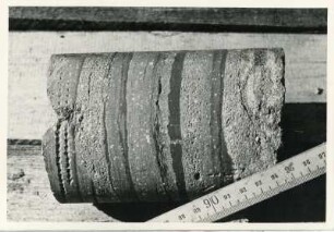 Dresden-Gittersee. Grubenfeld Gittersee. 2. Sohle. Aufhauen 3, Strecke 361. Bohrkern; starker Wechsel von roten Letten und Arkosen