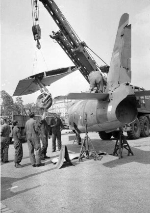 Wanderausstellung der Bundeswehr "Unsere Luftwaffe" auf dem Platz vor der alten Markthalle.