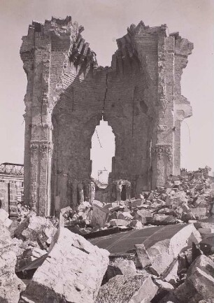 Ruine der Frauenkirche, Inneres, Reste des Chores