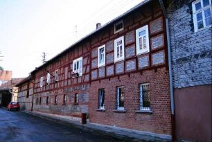 langgestreckte Hausfassaden, Wohnhäuser und Wirtschaftsgebäude