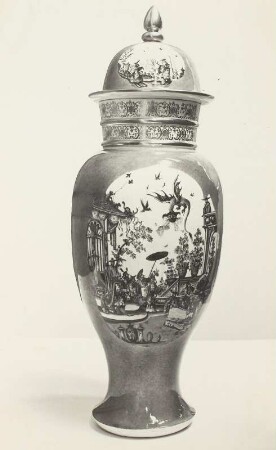 Vase mit Bildnis Augusts des Starken als chinesischer Kaiser