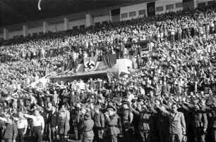 Bukarest: Anef Sportfeld, Publikum auf der Tribüne beim Singen der deutschen Nationalhymne [Fußball-Länderspiel Rumänien - Deutschland]