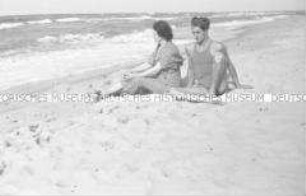 Florentine und Alexander Fleischhut am Strand von Köslin