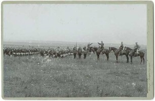 Kaisermanöver 1899 bei Craula, Manöverübung des kurhessischen Infanterie-Regiments (von Wittich) Nr. 83, 3. : mehrere Reihen Soldaten in voller Feldausrüstung auf freiem Feld kniend, davor Offiziere, teils stehend, teils zu Pferd und Kaiser Wilhelm II.