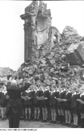 Dresden, Neumarkt. Dresdner Kreuzchor am Lutherdenkmal vor der Ruine der Frauenkirche