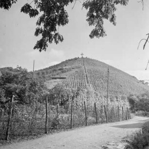 Rheinbreitbach, Weg zum Weinberg, im Hintergrund das Koppelkreuz