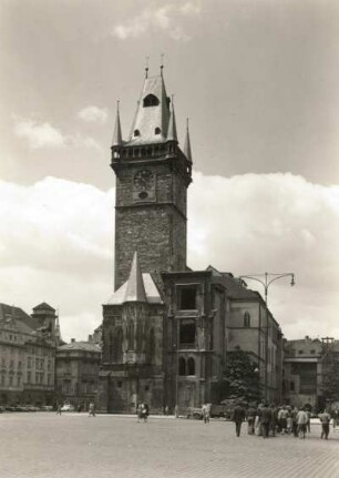 Prag. Altstädter Rathaus. Turm mit Erkerkapelle (1381)