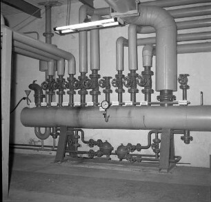 Roßwein. VEB Terra-Schuhfabrik. Einweihung der neuen Heizanlage. Heizkeller (Teilansicht) mit Heizungsanlage