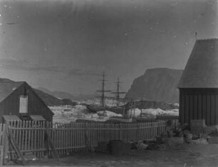 Hafen von Uummannaq : Hafen von Uummannaq mit zweimastigem Segelschiff vor Anker.