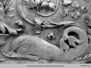 Camerino di alabastro : Ornamentrelief mit Maske