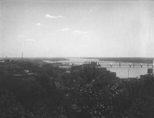 Am Mississippi : Blick auf die amerikanische Stadt Alton, den Mississippi River und die alte Clark Bridge.