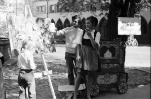 Freiburg: Rathausplatz, Sigrun Löwisch, CDU, mit Leierkasten und Moritaten, wirbt für ihre Gemeinderatswahl