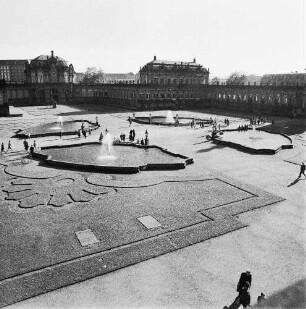 Dresden-Altstadt. Zwinger (1709-1728; M. D. Pöppelmann, B. Permoser). Zwingerhof mit Rasenspiegeln und Brunnenbecken, Stadtpavillon, Bogengalerie, Porzellanpavillon und Langgalerie