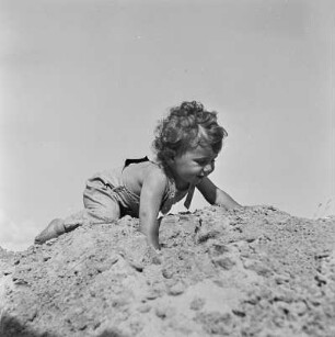 Kleinkind beim Spielen im Sand