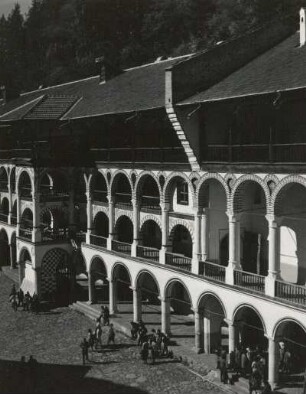 Bulgarien. Balkanländer, Rilagebirge. Rila-Kloster. Blick auf den Hof und einen vierstöckigen Wohnkomplex mit Bogengalerien
